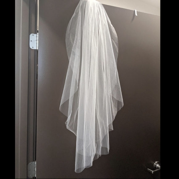 Cindy Raw Edge Cascading Fingertip Veil - Picture 5 of 5